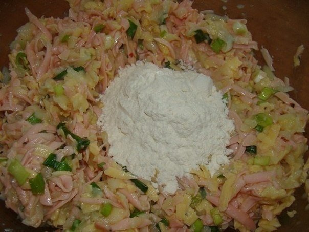 Вкусные картофельные биточки с ветчиной.